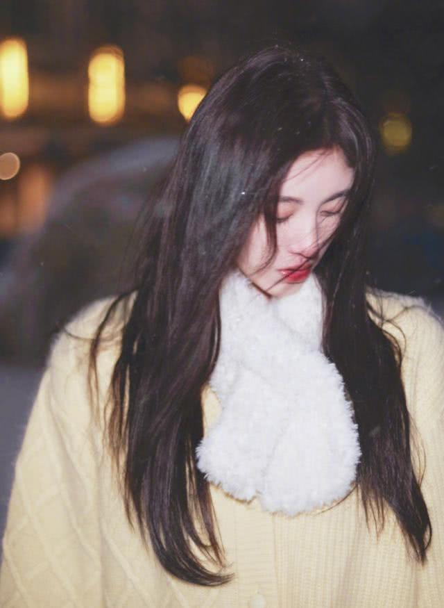 鞠婧祎发元宵节贺图，穿毛衣气质温柔，长发造型太好看
