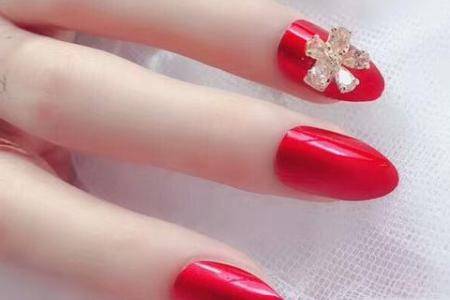 美甲图片2020新款式 穿戴美甲与传统美甲你更喜欢哪一个