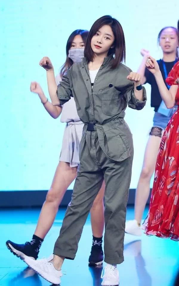 谭松韵卫衣搭配牛仔裤休闲减龄,羊毛卷刘海太抢镜