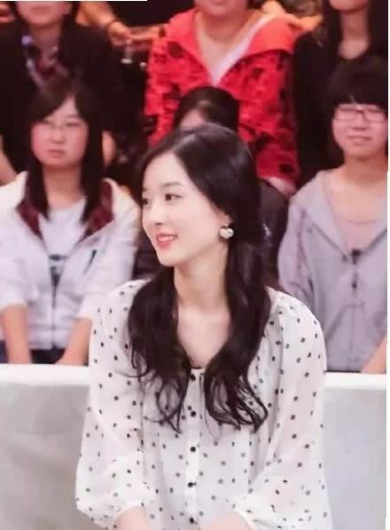 赵丽颖22岁旧照曝光,身穿一件波点的衬衫打扮朴素 清纯甜美