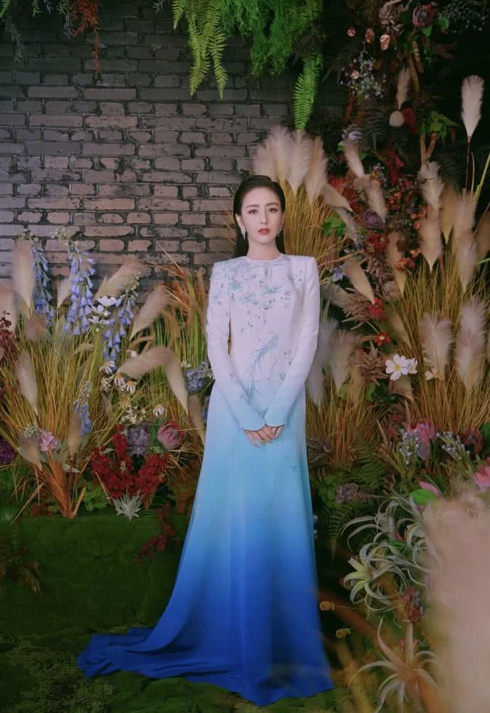 佟丽娅新造型太抢镜,一袭刺绣鱼尾礼服端庄优雅,侧身凹凸感好强