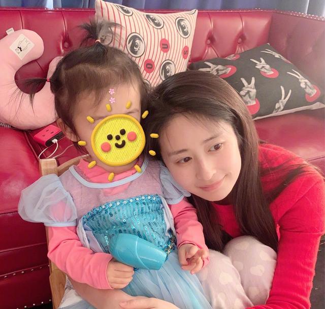 娱乐圈最节俭女明星,两个沙发3000元,女儿全身衣服更廉价