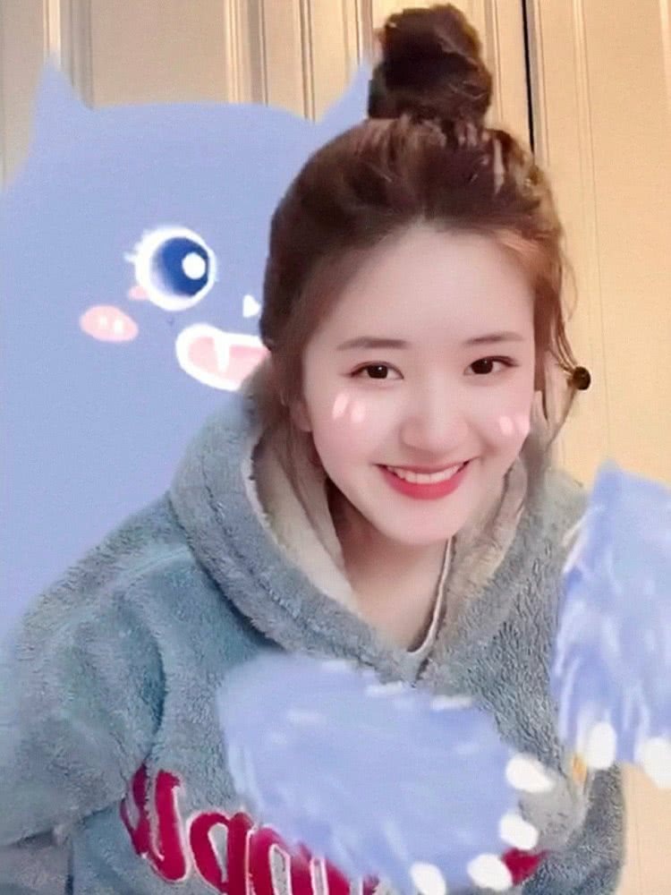 赵露思和徐璐任性挑战羊羔绒睡衣私房照，你觉得谁更可爱