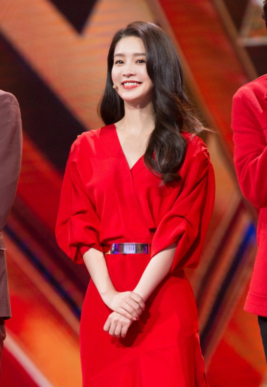 李沁太瘦穿修身裙？优雅甜美气质绝了