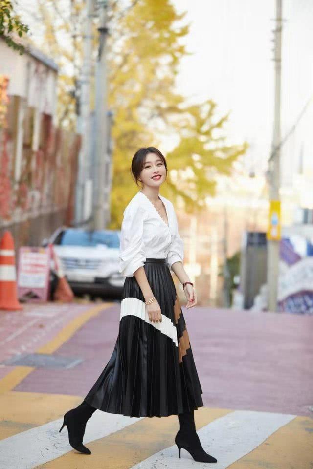 秦岚穿最“烂大街”的黑白配都美得这么大气，气质让人服气