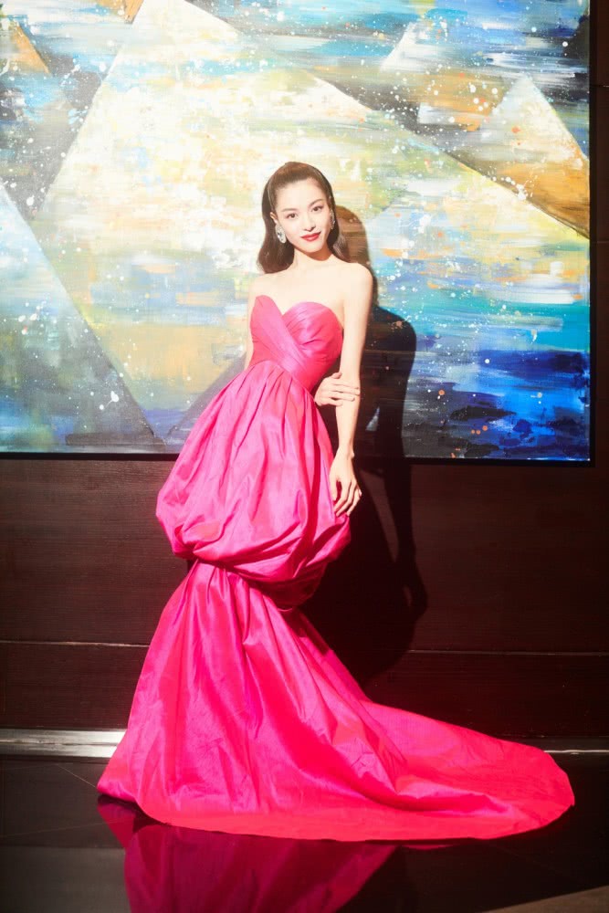 钟楚曦穿粉色碎花圆领卫衣搭同色半身裙,拍时尚杂志高级又有层次