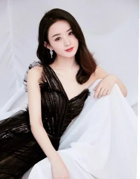 赵丽颖22岁旧照曝光,身穿一件波点的衬衫打扮朴素 清纯甜美