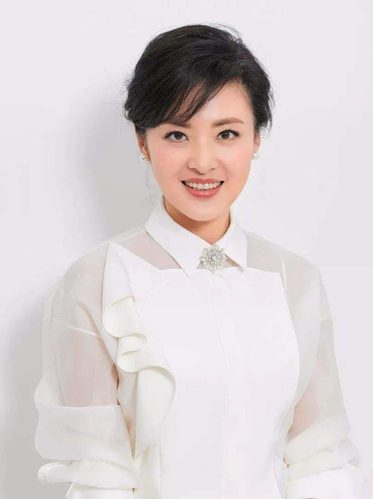 《主持人大赛》文艺类金奖获得者蔡紫神似李沁和唐艺昕！优秀的人都有相似点