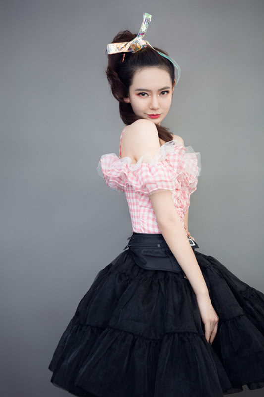 戚薇综艺秀新私服，穿粉色格子上衣戴蝴蝶结颜值回归！