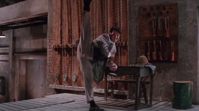 成龙开除导演亲自上阵,7分钟打戏拍了3个月,成就经典之战