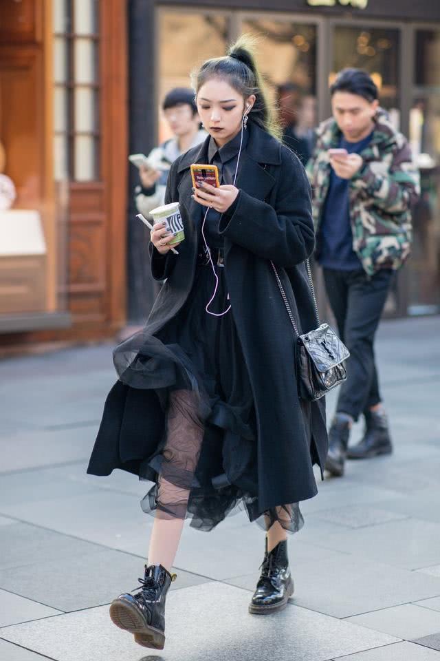 2020国内街拍：遮肉又显瘦的连衣裙潮女们最爱，又美又嫩超NICE