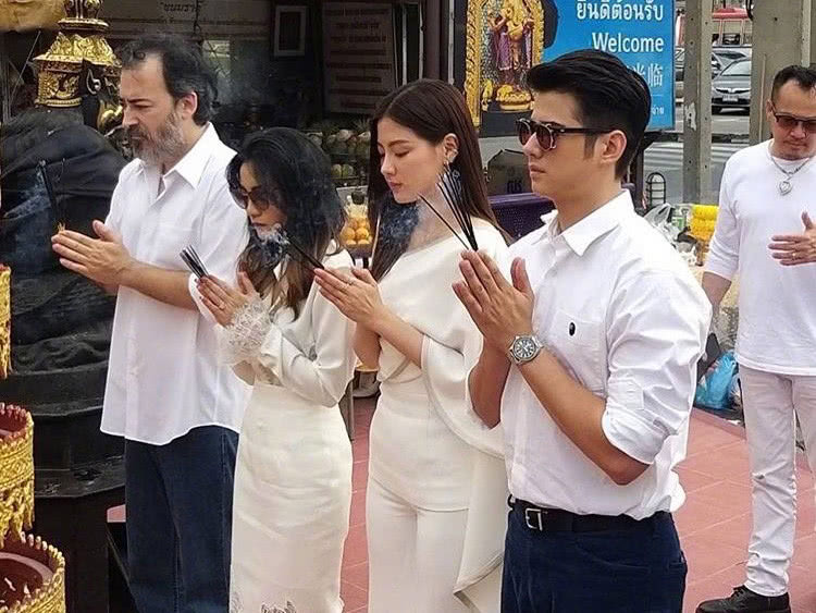 《初恋这件小事》后再合作，小水斜肩造型优雅，马里奥却变油腻？