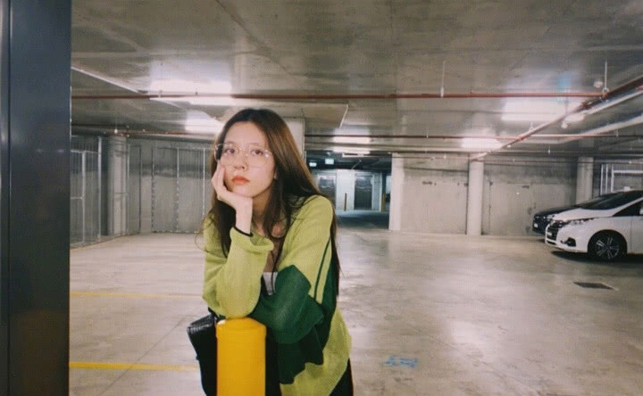 宋妍霏晒私服照,穿双拼绿色针织衫配露脐装尽显清新活力