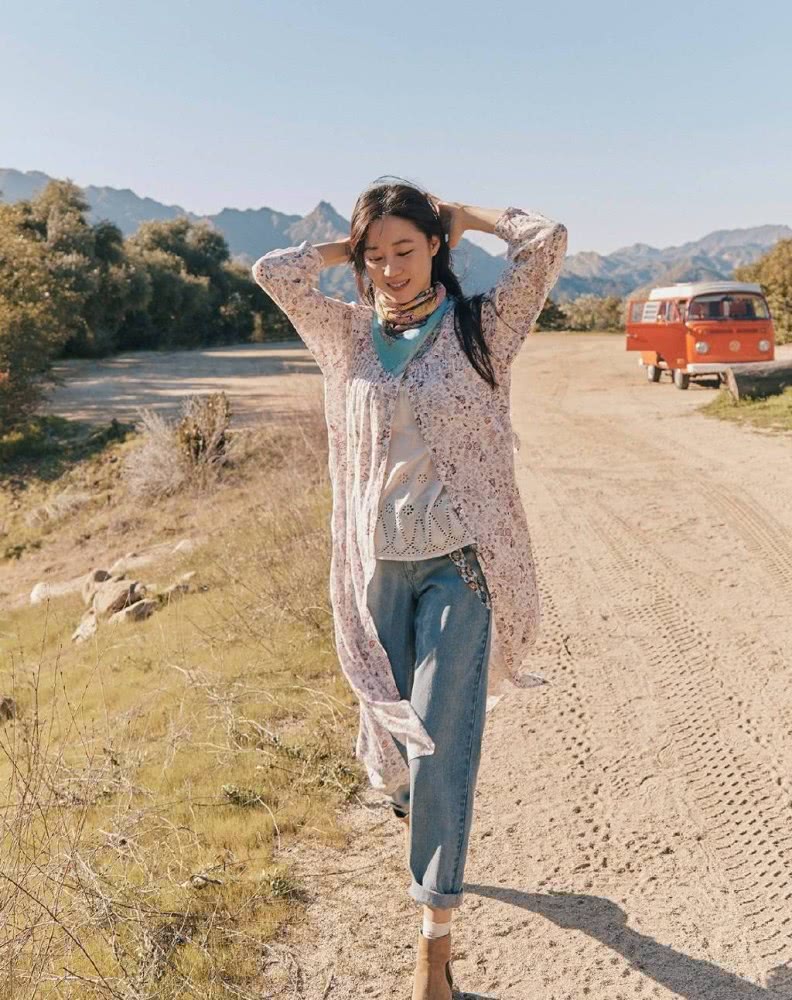 孔孝真模特出身却成演技派,穿V领粉色裙嫩成少女