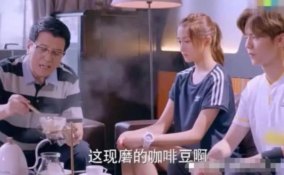 难怪关晓彤的父亲这么眼熟，竟演过这些大热剧，网友：鹿晗怕了吗