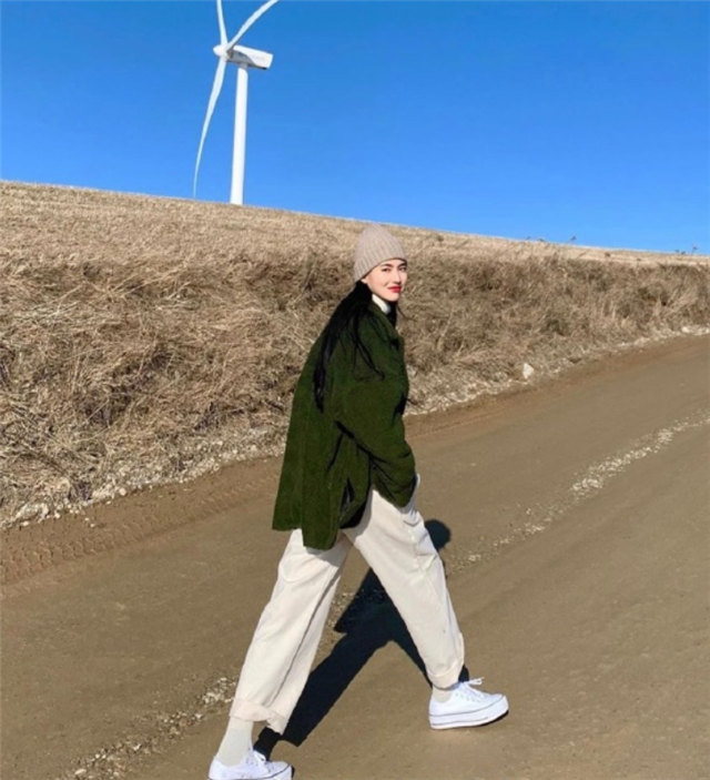 女人过了45岁,拍照学会这3招,轻松拍出大片感