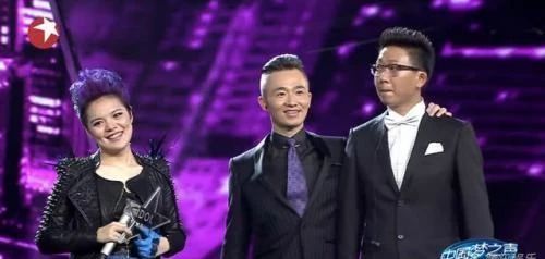 48岁著名主持人，靠第一任妻子出道，如今走红抛弃妻子爱新欢