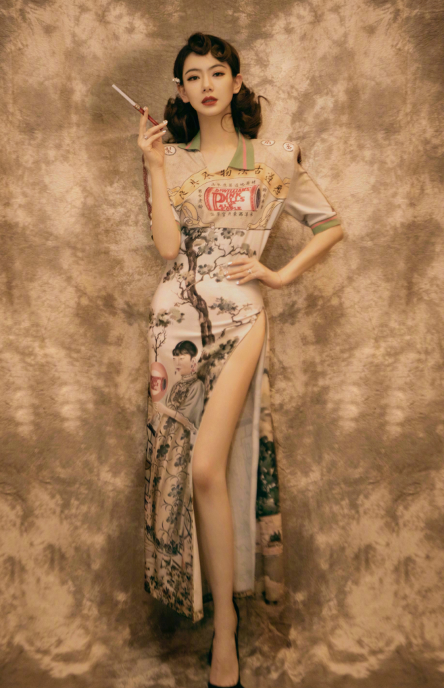 戚薇的“旗袍裙”显瘦又高级，连迪丽热巴都上头了