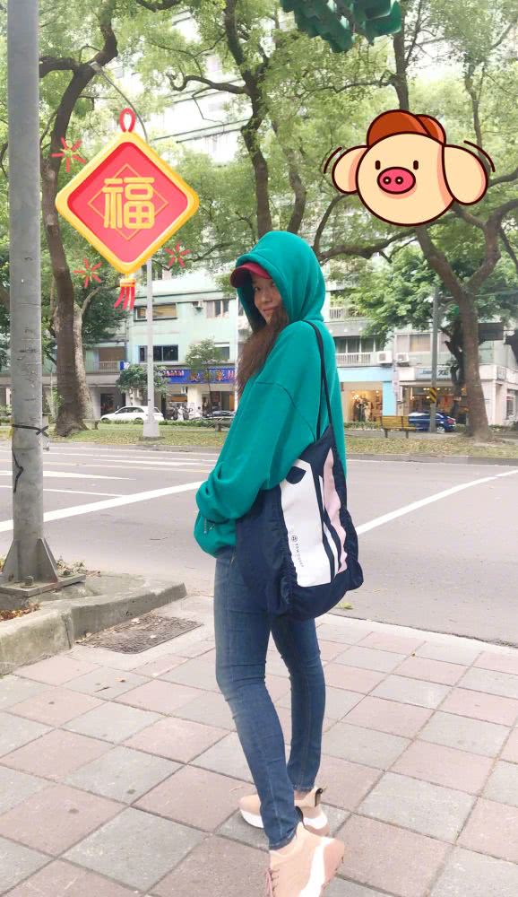 舒淇身穿驼色大衣配上一条“蛇”圈项链，个性十足