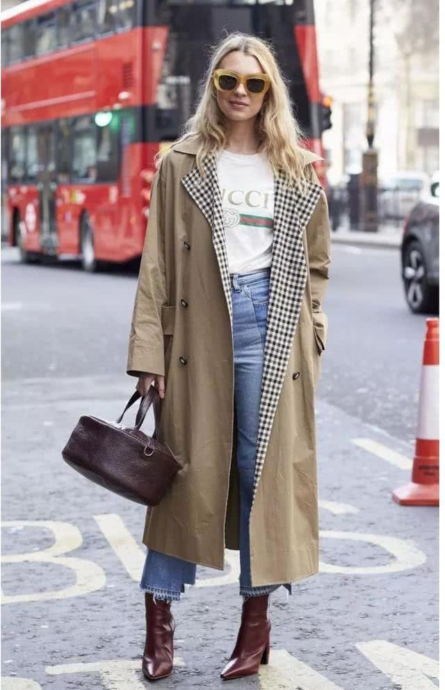 欧美街拍：初春风衣搭配这3种鞋子，显高还好看