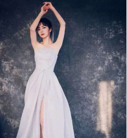 娃娃脸谭松韵挑战轻熟妆,当她将胳膊抬起来,终于相信直男的审美