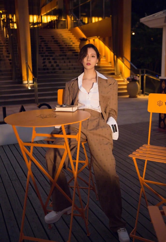 宋妍霏晒私服照,穿双拼绿色针织衫配露脐装尽显清新活力