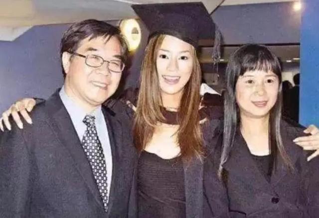 香港顶级豪门阔太,从小禁止做家务,被赞气质独特为豪门而生