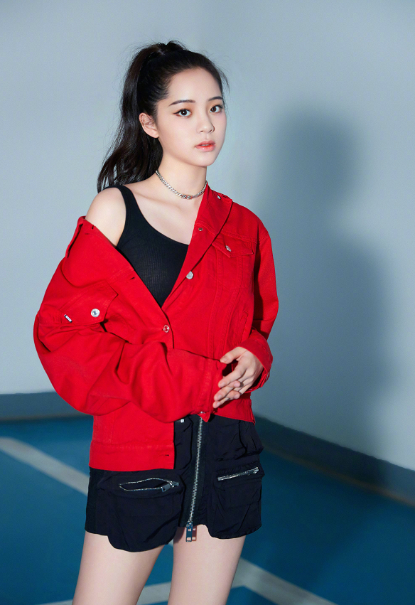 欧阳娜娜把裙子“倒着穿”，时尚就是这样玩出来的