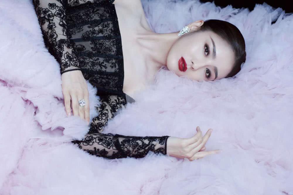 佟丽娅这么“透”的礼裙也敢穿,却让自己美回了颜值巅峰期