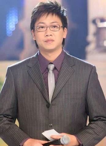 48岁著名主持人,靠第一任妻子出道,如今走红抛弃妻子爱新欢