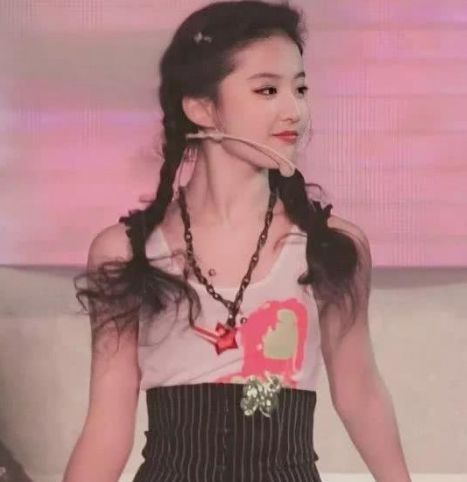 刘亦菲19岁舞台照被扒,穿三分裙热舞,看清男舞伴:粉丝沸腾了