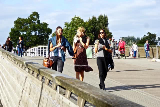 欧美街拍:2020流行法式浪漫穿搭,每一套都优雅到骨子里