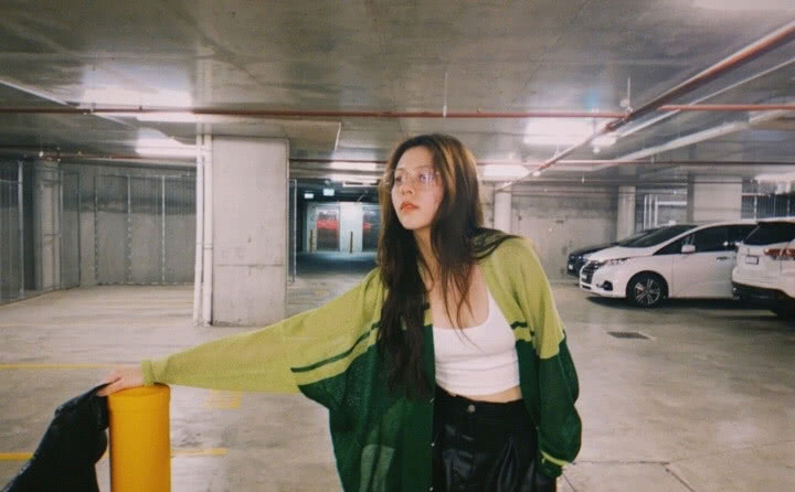 宋妍霏晒私服照,穿双拼绿色针织衫配露脐装尽显清新活力