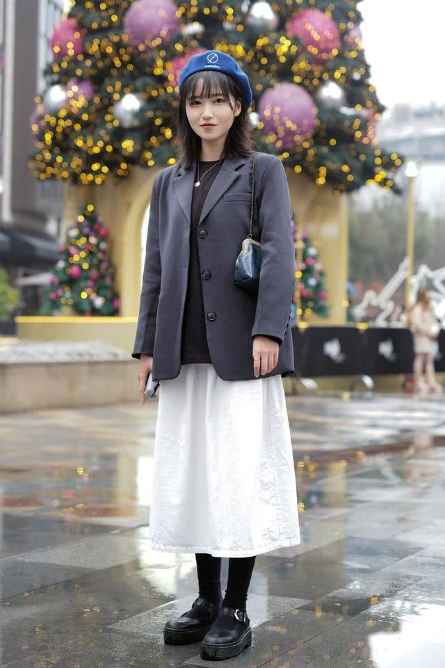 2020国内街拍：遮肉又显瘦的连衣裙潮女们最爱，又美又嫩超NICE