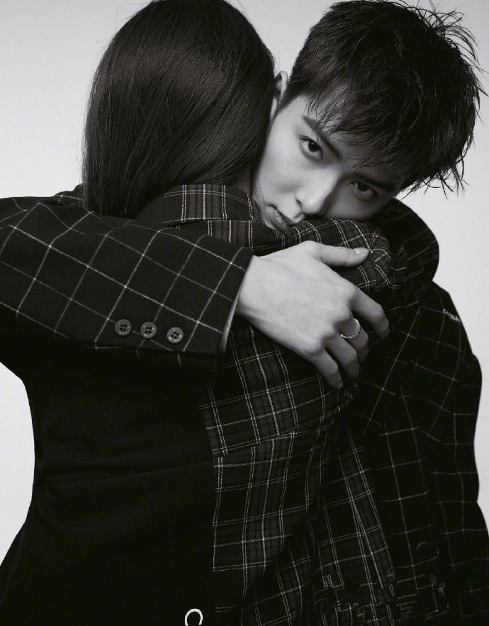 徐璐和张铭恩在情人节晒大片,被两人的扮酷秀造型甜到了!