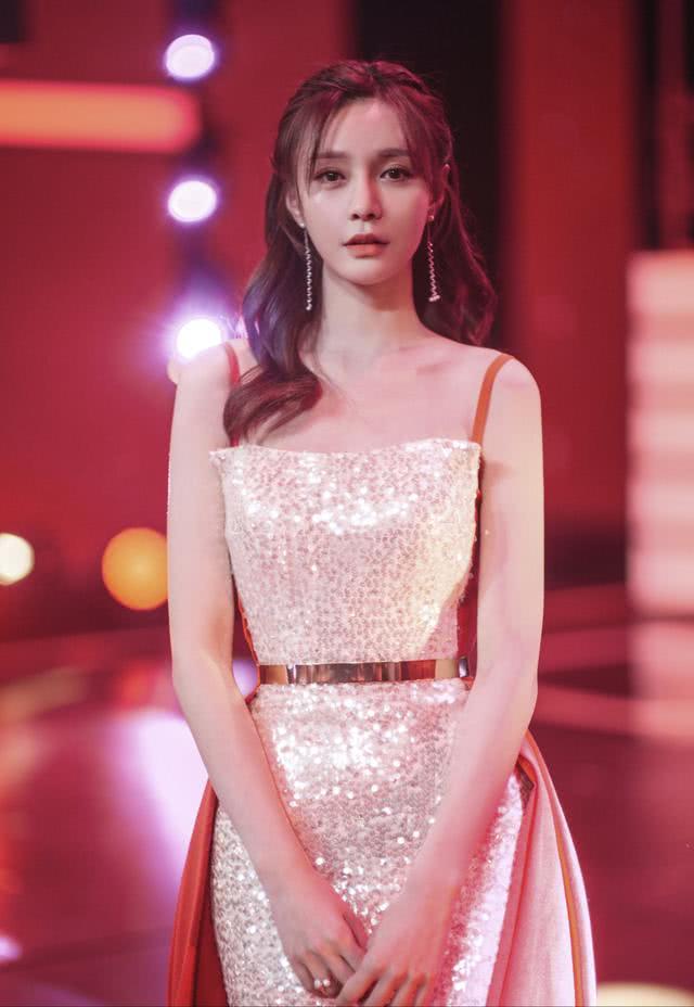 沈梦辰挑战立扫把,和狗狗一起出境,身穿姜黄色针织衫太好看