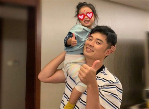 张子萱生二胎 陈赫衣服细节意外曝光二胎性别