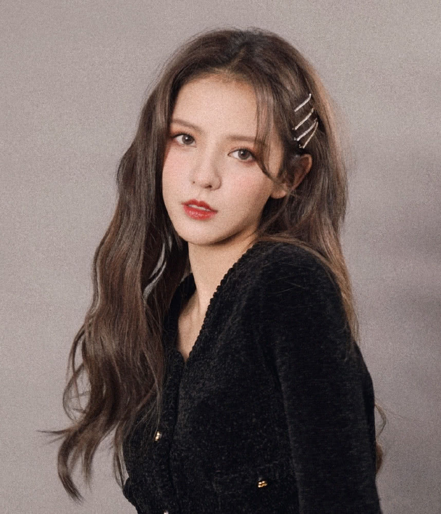 张予曦留回长发重回小说女主脸，双马尾更是甜度满分