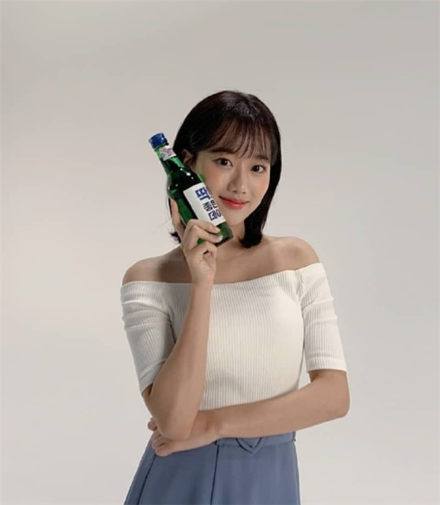 女人过了45岁,拍照学会这3招,轻松拍出大片感