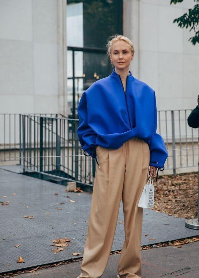 2020经典流行色:蓝+驼色,太治愈了