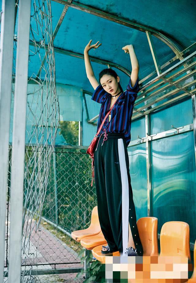 大学季一年级与灿烈互喂薯片袁雨萱，私下是个穿着率真的个性女孩