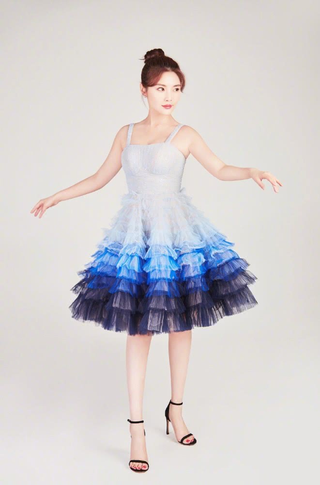 徐冬冬画油画穿印花V领连衣裙,尽显复古优雅