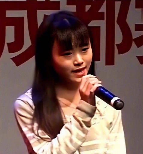 鞠婧祎穿黑色裙子丝绒材质复古时尚感银色腰带修饰腰身，增添亮点