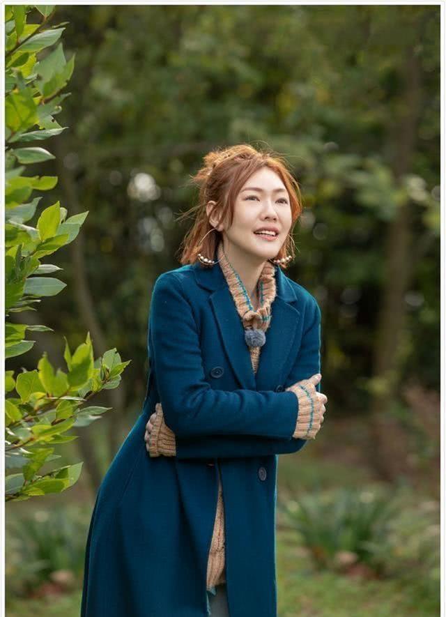 2020经典流行色:蓝+驼色,太治愈了