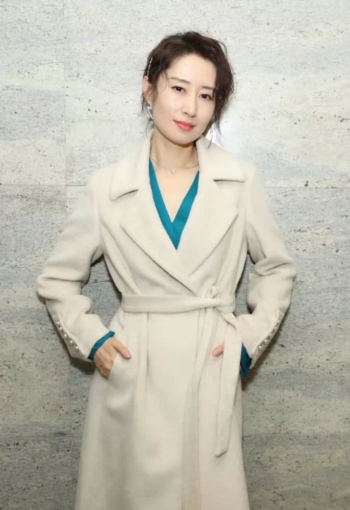 大衣越来越时髦！今年流行的外套，长大衣气场十足