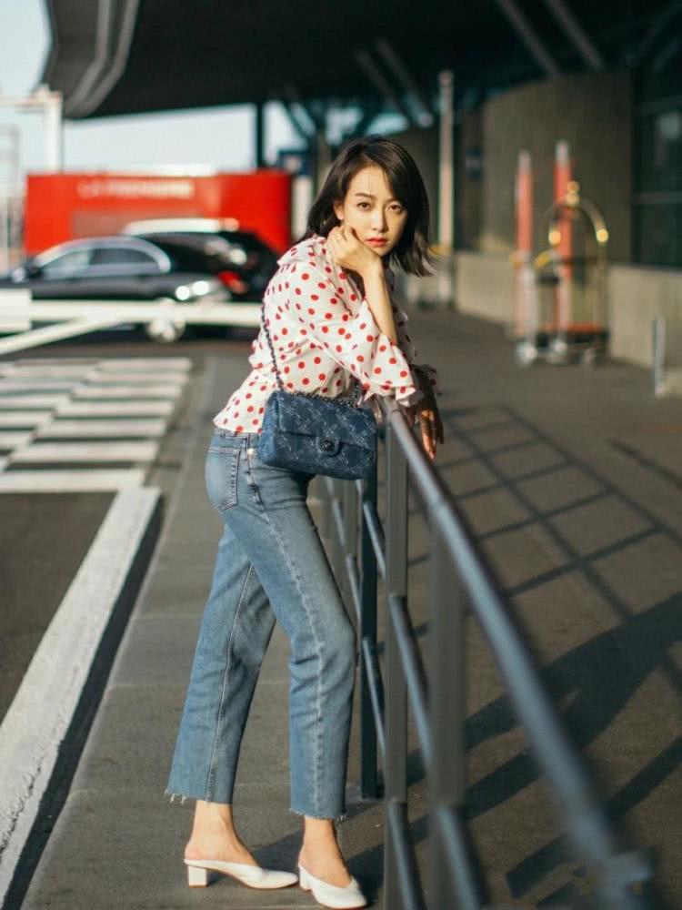 宋茜紫色波点上衫太吸睛,怪不得能逆袭小奶狗