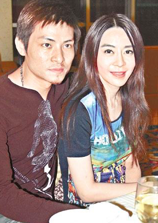 太狗血了，刘德华几十年御用替身杜奕衡被曝结婚了，妻子是喻可欣