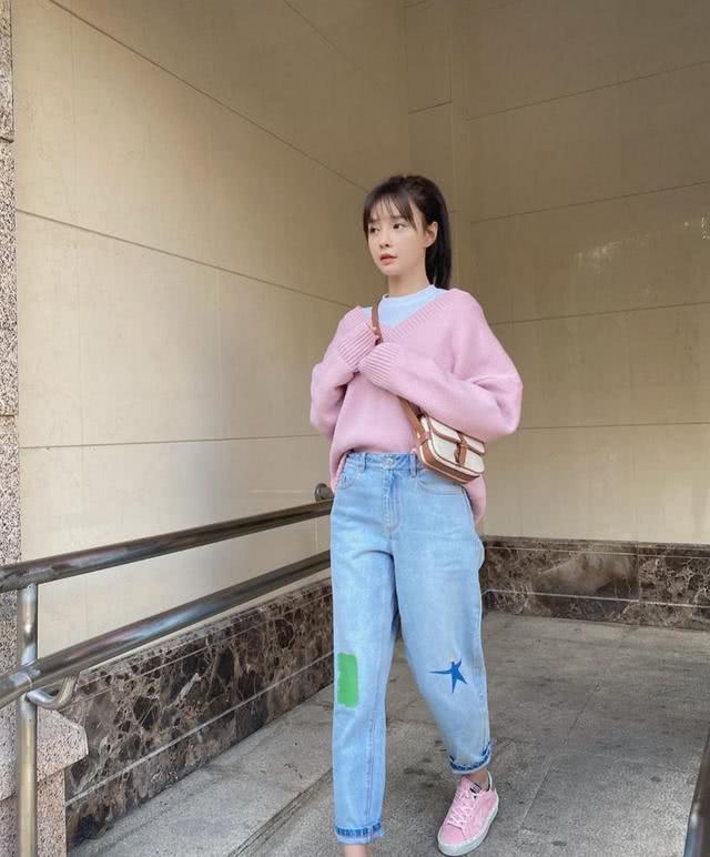 沈梦辰挑战立扫把,和狗狗一起出境,身穿姜黄色针织衫太好看