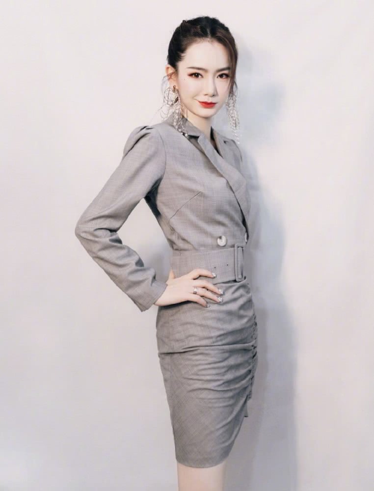 戚薇把西装裙“缝起来”,结果却拥有了女生最爱的蜂腰