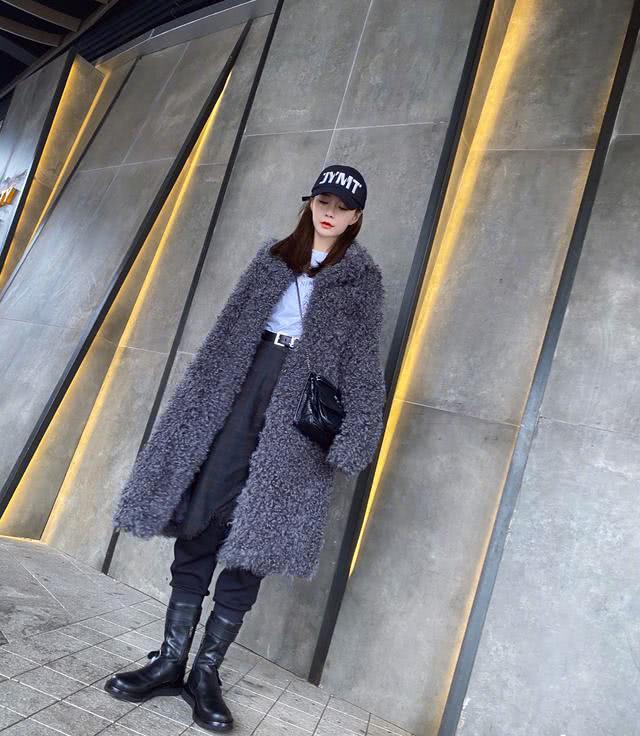 沈梦辰挑战立扫把,和狗狗一起出境,身穿姜黄色针织衫太好看